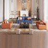 Sofá de salón de cuero antiguo con mesa