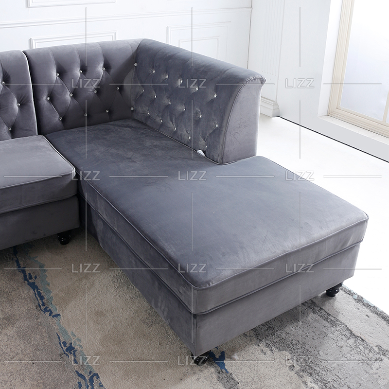 Sofá esquinero de tela gris con flores y almohadas